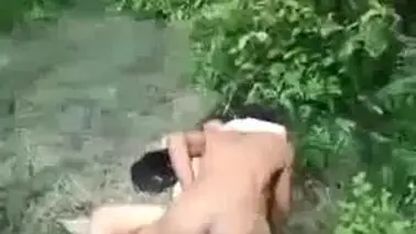 Gadis Cantik Pasrah Goyang Di Hutan Bareng Om
